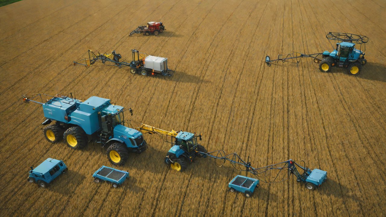 How does edge computing filter out data noise at the farmland end?