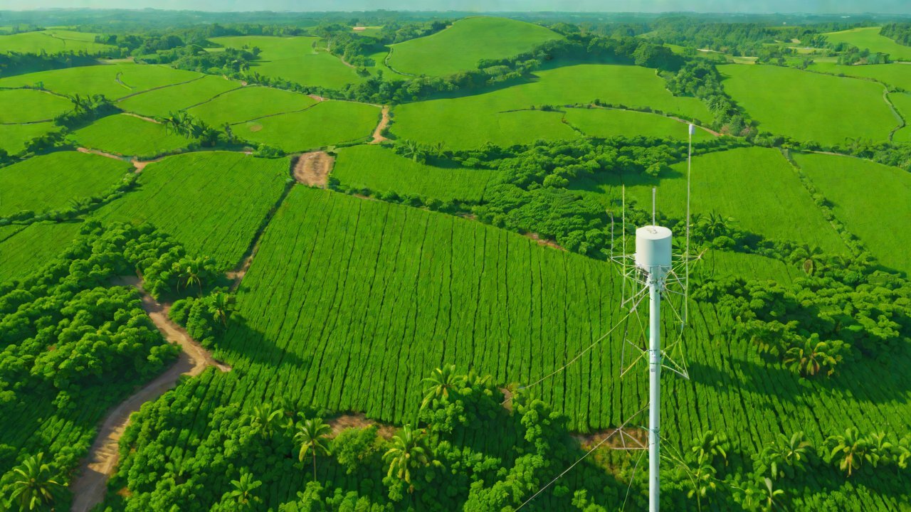 Can this omnidirectional antenna solve the signal obstruction problem in terraced fields?