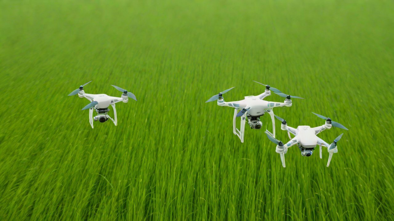 How does the variable-rate spraying algorithm adjust the flow rate per second in real time based on the prescription map?